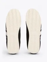 Zapatillas Tommy Jeans de corte bajo, color negro con detalles en blanco y plateado. Capellada de poliéster con paneles de malla y ante.