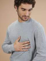 Remera gris melange de manga larga con textura waffle y cuello redondo.