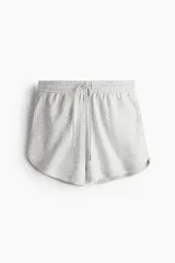 Short en felpa liviana de mezcla de algodón, color gris melange, con elástico revestido en la cintura, cordón de ajuste y bolsillos en las costuras laterales.