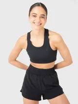 Top deportivo negro con diseño de espalda estilo racerback, confeccionado en tela suave y elástica. Cuenta con almohadillas removibles y un ajuste ceñido al cuerpo, ideal para actividades de entrenamiento.