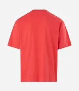 Remera de corte boxy en color rojo, con cuello redondo y mangas cortas. Presenta una estampa frontal con una ilustración fotográfica y la firma Jennie Ruby en tipografía cursiva.