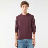 Sweater de punto color borgoña, de corte clásico y cuello redondo.