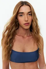 Top de bikini azul con breteles finos y detalle de mostacillas.