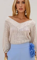 Blusa color blanco hueso de tejido calado con lentejuelas, escote en V y mangas 3/4 abullonadas.