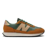 Championes New Balance modelo MS237 para hombre, color verde con detalles en marrón y beige.