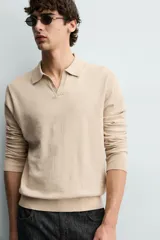 Sweater polo de punto de mezcla de algodón en color negro, con cuello solapa, abertura frontal y mangas largas con acabado en rib.