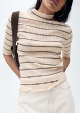 Jersey de punto fino con textura acanalada, diseño a rayas horizontales, cuello perkins y mangas tres cuartos.