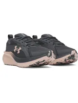 Championes Under Armour W Assert 11 para mujer, de color gris oscuro con entresuela y detalles en rosado. Cuenta con parte superior de malla transpirable, superposiciones sintéticas, amortiguación Charged+ y suela de goma resistente.