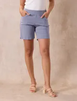 Short de gabardina a rayas verticales azules y blancas, marca Zac & Rachel, con bolsillos delanteros aplicados y cintura elástica.