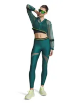 Calza deportiva Under Armour modelo HeatGear, color verde oscuro, con paneles de malla laterales para ventilación y cintura elástica con logo de la marca en contraste.