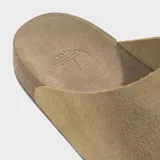 Zuecos Adidas Adimule de diseño minimalista, con empeine de gamuza en color beige y suela de corcho con base de goma.
