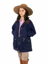 Campera tipo encerada de color verde oscuro, con cuello de corduroy marrón y forro interior con estampado a cuadros. Cuenta con cierre frontal y solapa con botones metálicos, bolsillos frontales con solapa y bolsillos calientamanos a la altura del pecho.
