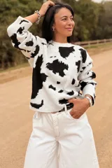 Sweater de tejido de punto con diseño de manchas en contraste, cuello redondo y mangas largas. Presenta un calce cómodo y holgado.