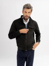 Campera de estilo casual confeccionada en tejido suave con textura tipo gamuza. Presenta cuello alto, cierre frontal, bolsillos laterales y bolsillos frontales con solapa. Incluye detalles de costuras en las mangas y terminaciones elastizadas en puños y cintura.