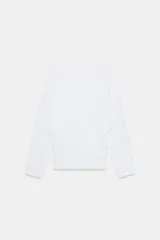 Remera de manga larga confeccionada en algodón compacto, con cuello redondo y corte regular fit.