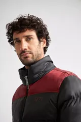 Campera puffer de nylon para hombre, con diseño bicolor en azul marino y mostaza en la parte superior. Cuenta con cierre frontal completo, mangas largas con puños elásticos y bolsillos laterales con cierre. Incluye logo estampado en el pecho.