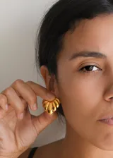 Par de aros dorados con forma de corazón y diseño acanalado.