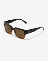 Lentes de sol Hawkers unisex con montura cuadrada negra y carey, y lentes marrones.