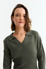 Vestido corto de tejido de punto color beige, manga larga y cuello polo con escote en V.