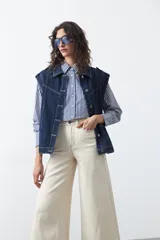 Pantalón wide leg negro de algodón con elastano, de tiro alto y caída recta. Presenta pespuntes a contratono.