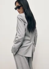 Blazer de corte recto y diseño de raya diplomática, con cuello de solapa con muesca, cierre frontal de un botón, bolsillos laterales con solapa y bolsillo de ribete en el pecho.