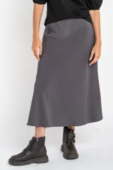 Falda midi de satén en color gris, con corte al bies y caída fluida.