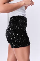 Short negro cubierto de lentejuelas brillantes, con cintura elástica.