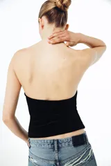 Top de terciopelo negro con escote corazón y aplicación de brillos en toda la superficie.
