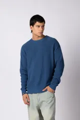 Sweater de tejido de punto acanalado en color azul, con cuello redondo, mangas largas y calce relajado.