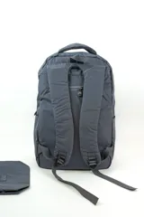 Mochila de poliéster color gris, con compartimentos con cierre, bolsillos laterales y estuche haciendo juego.