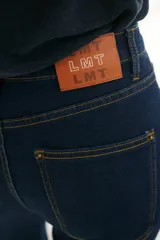 Pantalón de jean azul oscuro de corte recto.