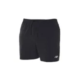 Short deportivo negro de tejido ligero con cintura elástica ajustable con cordón y logo de New Balance estampado en blanco en la pierna izquierda.