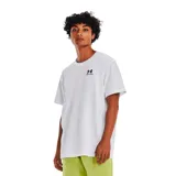 Remera Under Armour de hombre en color blanco, de manga corta y corte holgado, con el logo de la marca estampado en pequeño en el pecho.