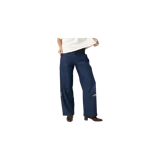 Pantalón de denim azul marino con diseño de rayas diplomáticas blancas, de corte recto y holgado. Cuenta con bolsillos delanteros tipo jean, presillas para cinturón y detalles de botones metálicos en los laterales de la cintura. Incluye logo de la marca bordado en la pierna izquierda.