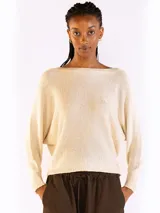 Sweater negro de punto con escote bote, mangas largas y diseño holgado.