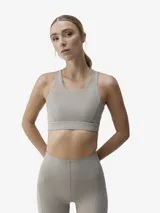 Top deportivo de alta sujeción con diseño de doble tejido delantero y espalda con corte láser y perforaciones para mayor transpirabilidad. Incluye copas extraíbles.