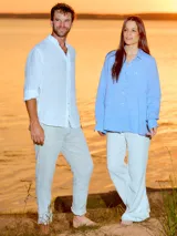 Pantalón de lino color beige, de corte recto y tiro medio.