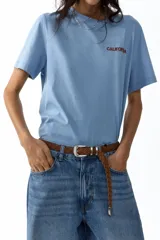 Jeans de corte barrel en denim de algodón, de tiro medio y diseño holgado con piernas curvas. Presenta diseño de cinco bolsillos, trabillas para cinto y cierre frontal con botón y cremallera.