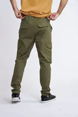 Pantalón cargo de corte slim, color verde militar, con cierre y botón frontal, bolsillos laterales tipo cargo y sin puños en los tobillos.