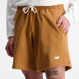 Short color ocre de felpa francesa, con cintura elástica ajustable con cordón y logo bordado en la pierna izquierda.