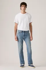 Pantalón de jean corte regular, con diseño clásico de cinco bolsillos, cierre de botón y cremallera, en tono azul medio con acabado desgastado.