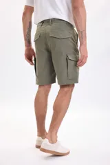 Bermuda cargo color verde militar, con bolsillos laterales con solapa y cierre de botones.