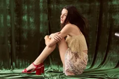 Shorts de brocato con estampado floral en tonos rosados y beige, con terminación de flecos en el ruedo.