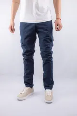 Pantalón cargo de corte ajustado en color azul marino, confeccionado en gabardina elastizada. Cuenta con bolsillos laterales tipo cargo con solapa y cierre de botones.