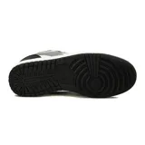 Championes urbanos Diadora modelo Milano, de caña baja, color negro con detalles en blanco y gris.