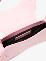 Bandolera de diseño curvo y estructura rígida, con acabado brillante tipo charol y logo ovalado metálico en el centro. Cuenta con una correa de hombro ajustable y cierre superior.