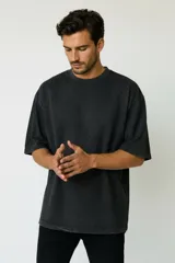 Remera de algodón con efecto lavado, de corte holgado y cuello redondo a la base.
