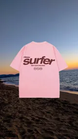 Remerón rosa con estampado en la espalda que dice "Glassy Surfer Ride Your Own Wave".