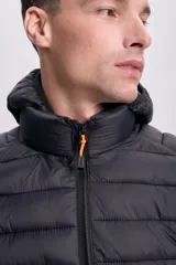 Campera negra capitoneada con capucha y cierre frontal.