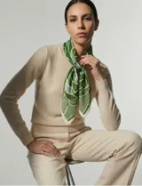 Pañuelo cuadrado de seda con estampado floral en tonos verde, blanco y negro.